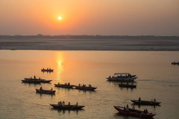 Varanasi Índia Mar 2018 Peregrinos Barco Flutuando Nas Águas Rio — Fotografia de Stock