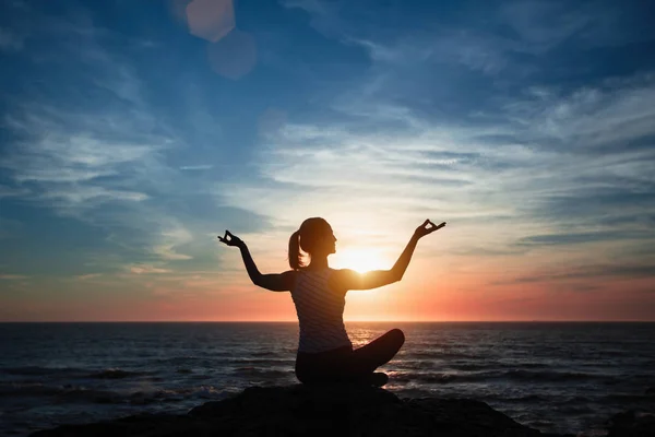 Meditatie Meisje Yoga Silhouet Oceaan Strand Tijdens Een Fantastische Zonsondergang — Stockfoto