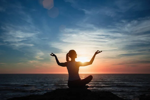 Meditazione Ragazza Silhouette Yoga Sulla Spiaggia Dell Oceano Durante Tramonto — Foto Stock