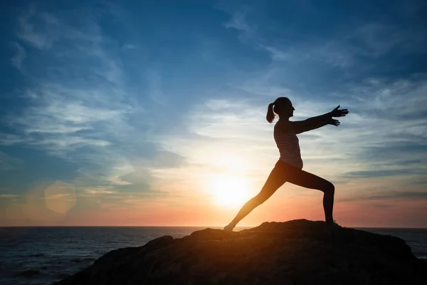 Yoga Silhueta Menina Fazendo Exercícios Fitness Praia Oceano Durante Pôr — Fotografia de Stock