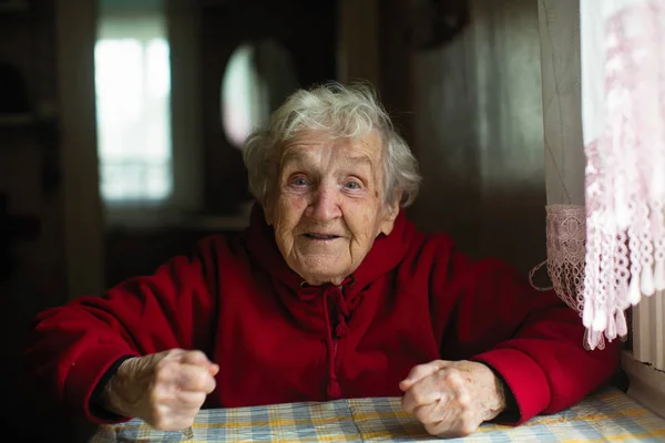 Grappig Senior Dame Zoek Schreeuwen Camera — Stockfoto