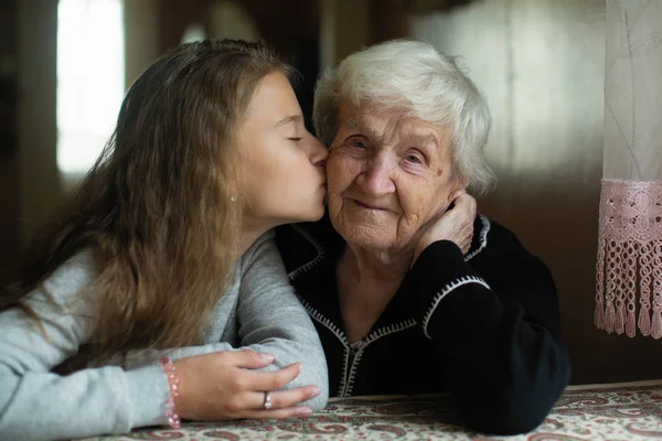Retrato Uma Menina Bonita Juntamente Com Sua Amada Avó — Fotografia de Stock