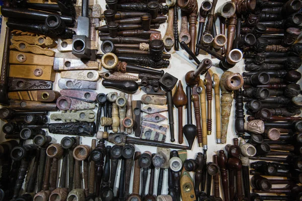 Sigara uyuşturucu ot esrar için Geleneksel Hint boru - esrar veya haşhaş.