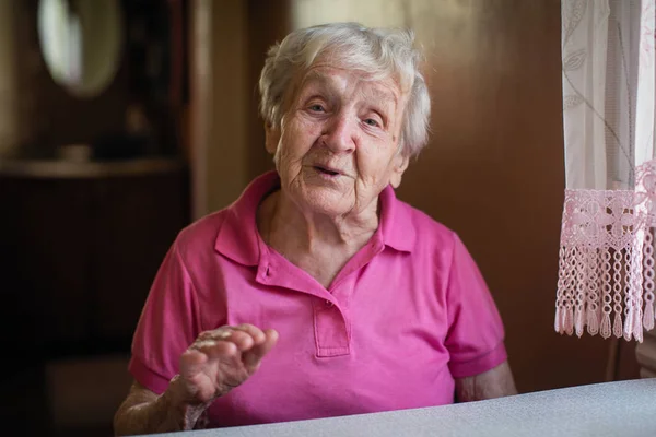 Vieille Dame Pensionnée Dans Cuisine Portrait — Photo