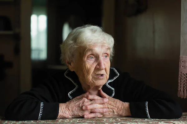 Evde Yaşlı Kadın Portresi Eski Kırışık Eller — Stok fotoğraf