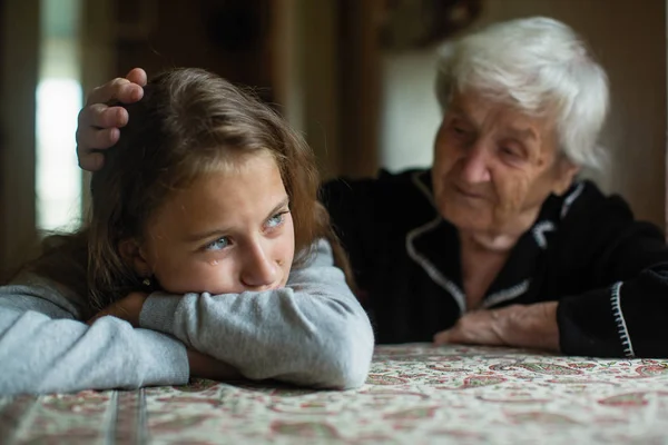 Yaşlı Kadın Elini Ağlayan Sevgili Torunu Çalışan Rahatlatır — Stok fotoğraf