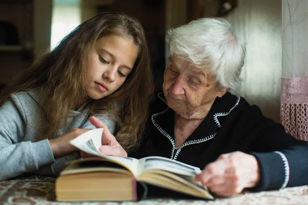 Yaşlı Bir Kadın Sevgili Torununa Kitap Okuyor — Stok fotoğraf