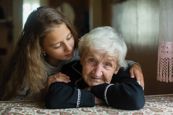 Portret Van Oudere Vrouw Geliefde Kleindochter Het Huis — Stockfoto