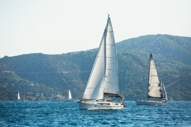 Ege Denizi'nde yelkenli yat lüks tekneler, Yunanistan. 