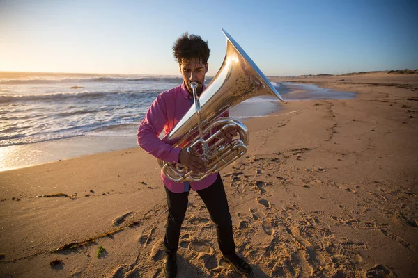 Człowiek Muzyk Tuba Gra Plaży Morskiej — Zdjęcie stockowe