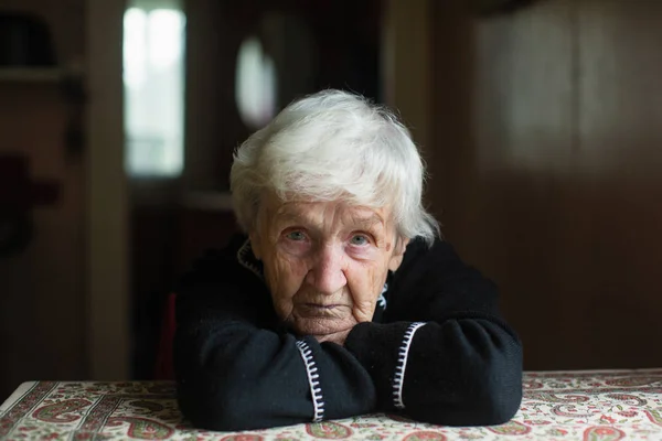 Retrato Uma Solitária Com Olhar Preocupado Mulher Idosa — Fotografia de Stock