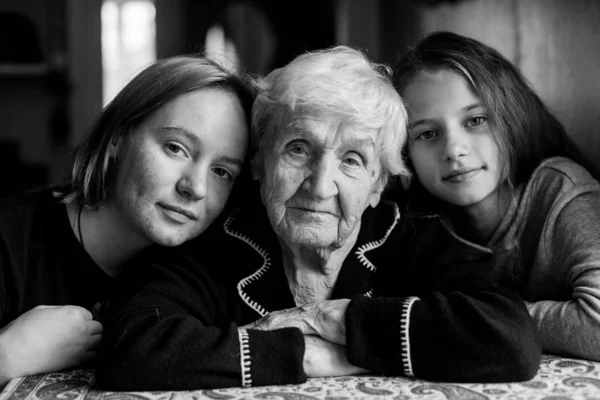 Une Vieille Dame Posant Pour Portrait Avec Deux Petites Filles — Photo