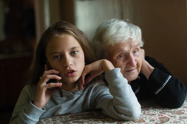 Old Lady Grandmother Listens Great Granddaughter Talks Phone — Stock Photo, Image