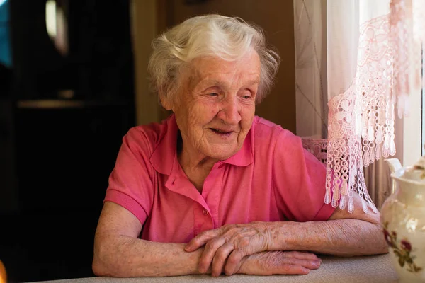 Ältere Frau Sitzt Tisch — Stockfoto