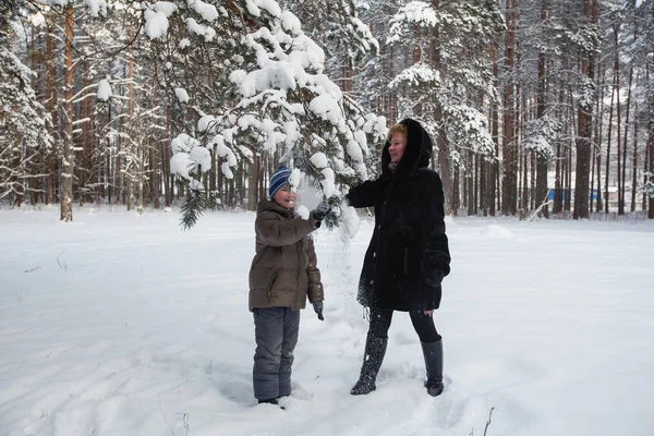 Молода Жінка Грає Маленьким Хлопчиком Сніжну Зиму Парку — стокове фото
