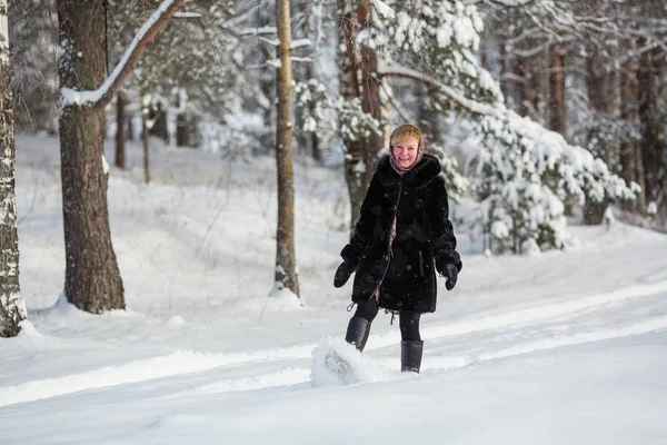 Jonge Vrouw Winter Het Besneeuwde Bos — Stockfoto