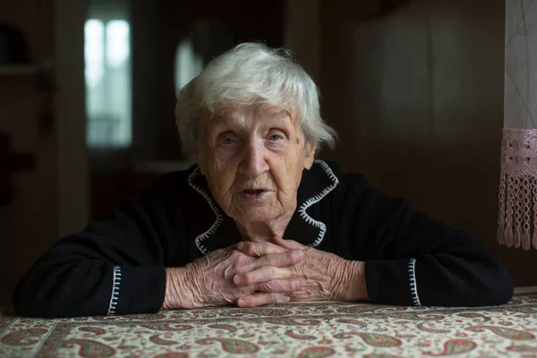 Portret Van Een Eenzame Sceptische Oude Dame Zijn Huis — Stockfoto