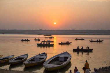 Varanasi, Hindistan - 20 Mar 2018: Kutsal Nehir Ganj'ın sularında yüzen teknede hacılar sabahın erken saatlerinde. Efsanelere göre, şehir 5000 yıl önce Tanrı Shiva tarafından kurulmuştur..