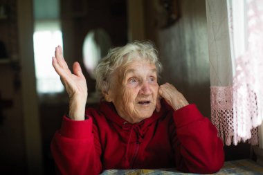 Evinde duygusal yaşlı kadın. 