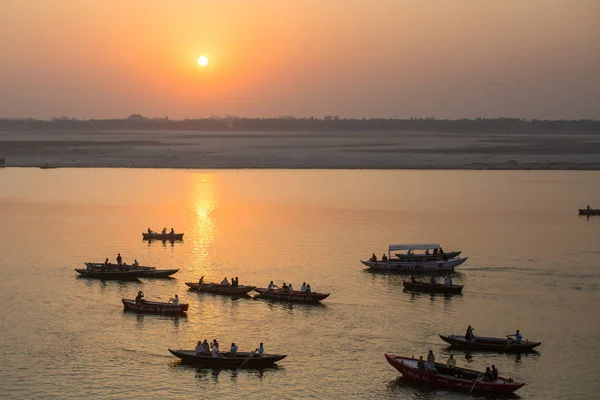 Varanasi Indie Březen 2018 Poutníci Lodi Plující Řece Posvátné Řeky — Stock fotografie