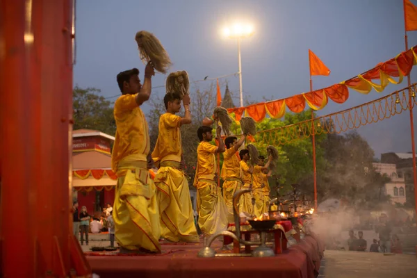 Varanasi Índia Mar 2018 Sacerdotes Hindus Realizam Agni Pooja Sânscrito — Fotografia de Stock