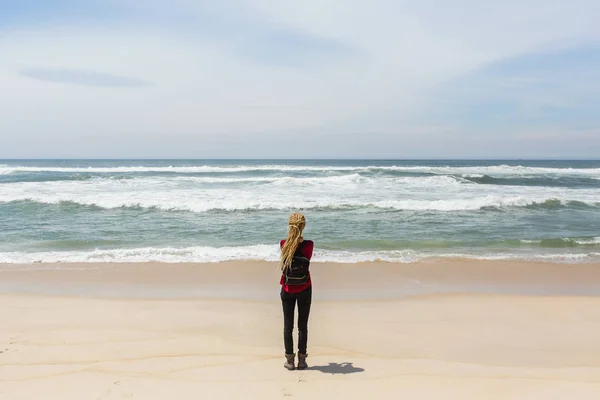 Młoda Kobieta Blondynką Długie Dredy Stojące Nad Oceanem — Zdjęcie stockowe