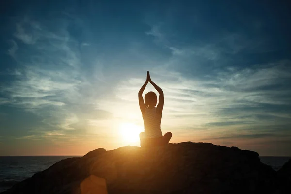 Silhouet Yoga Vrouw Aan Zeekust Ochtend Prachtige Zonsopgang — Stockfoto