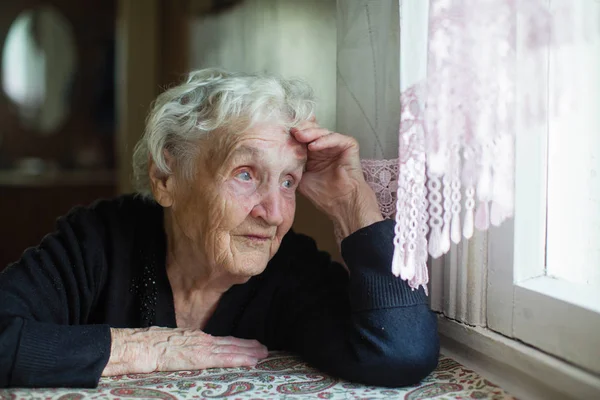 Une Femme Russe Âgée Assoit Dans Une Maison Près Fenêtre — Photo