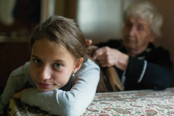 Nagyi Zsinórra Szőr Zsinór Kis Aranyos Lány — Stock Fotó