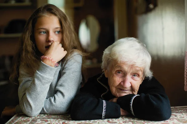 一位年迈的白发妇女与孙女的肖像 — 图库照片