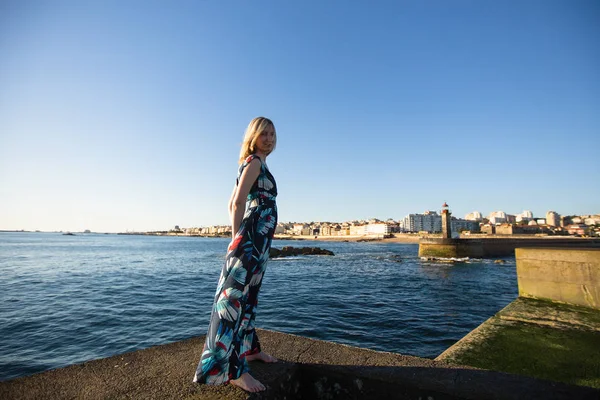 Μια Νεαρή Ξανθιά Γυναίκα Στέκεται Στην Προβλήτα Της Θάλασσας Φωτογραφία Αρχείου