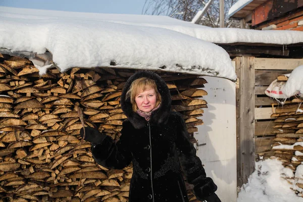 Mulher Russa Inverno Aldeia — Fotografia de Stock