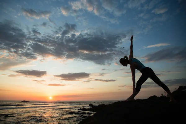 Giovane Donna Fitness Praticare Yoga Sulla Costa Dell Oceano Durante — Foto Stock