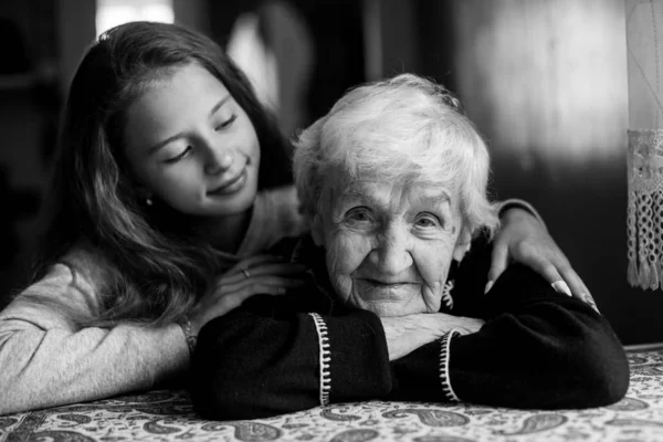 Boldog Nagymama Kislány Fekete Fehér Fénykép — Stock Fotó