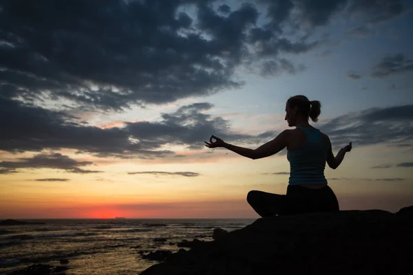 ヨガのシルエット 夕暮しの間に海の瞑想の女性 — ストック写真