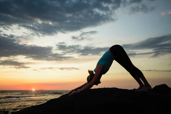 Una Giovane Donna Che Pratica Yoga Durante Tramonto Sulla Spiaggia — Foto Stock