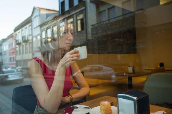 Ung Kvinna Sitter Ett Kafé Gammal Stad Reflektion Fönstret — Stockfoto