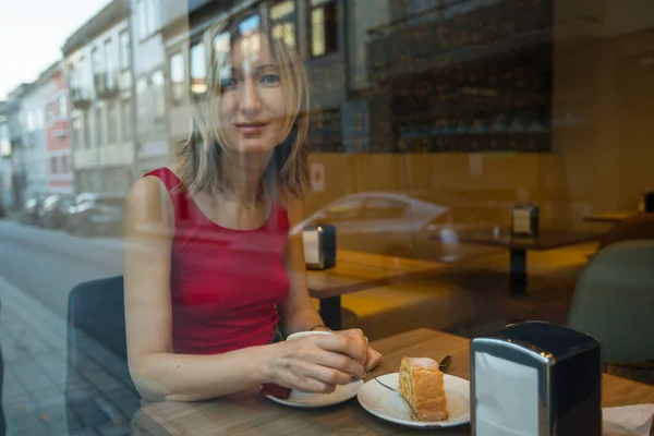 窓の反射 旧市街のカフェに座っている若い女性 — ストック写真