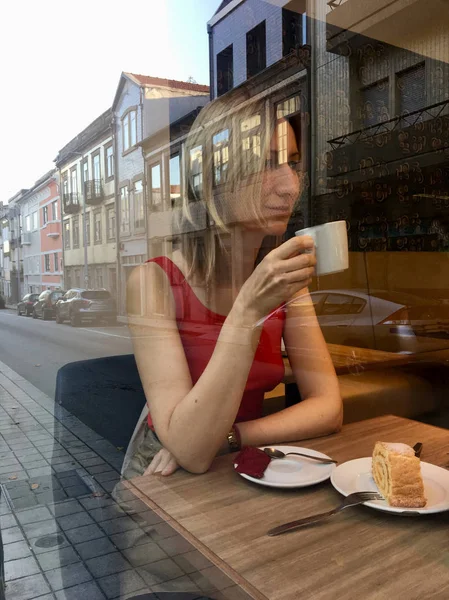 Młoda Kobieta Siedzi Kawiarni Odbicie Oknie — Zdjęcie stockowe