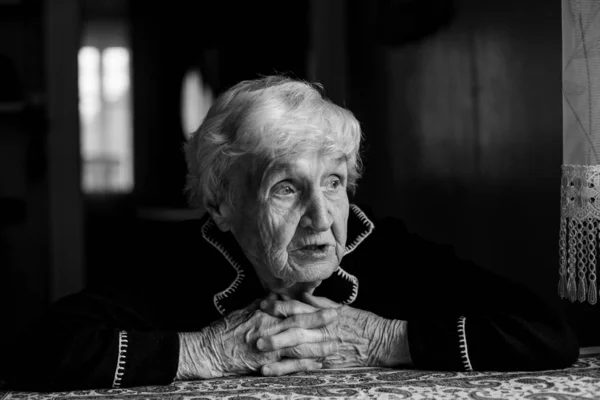 Oude Dame Zittend Een Donkere Kamer Zwart Wit Portret — Stockfoto