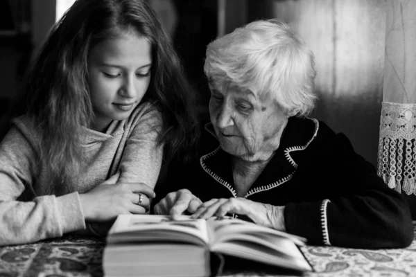 Linda Niña Con Abuela Leyendo Libro Juntos Foto Blanco Negro — Foto de Stock