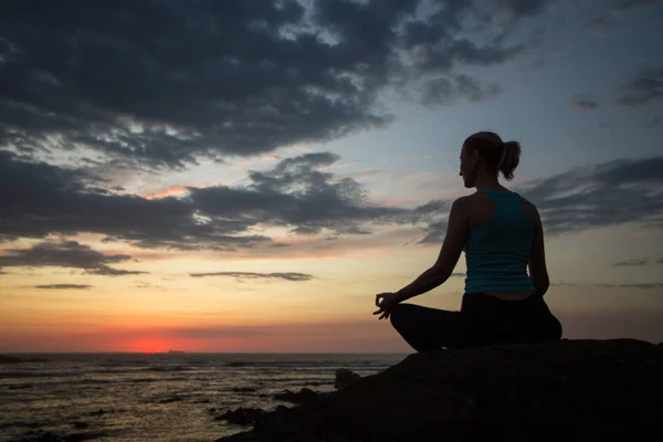 Silhuett Kvinna Som Gör Yoga Lotus Pose Twilight Sea Coast — Stockfoto