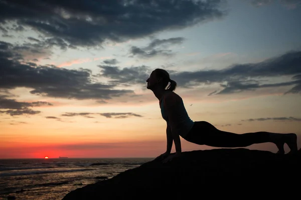 Silueta Una Mujer Haciendo Yoga Postura Boca Arriba Perro Costa — Foto de Stock