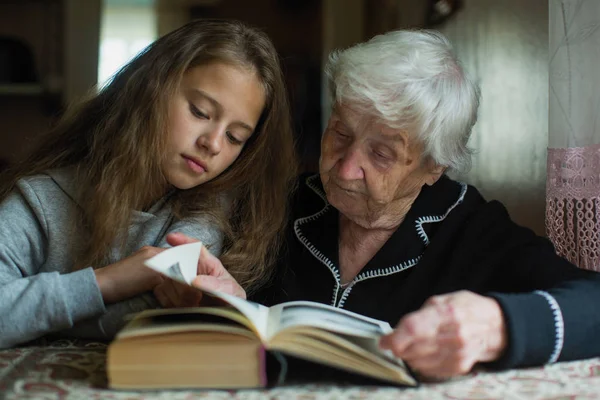 Menina Bonito Com Sua Avó Lendo Livro Juntos Fotos De Bancos De Imagens