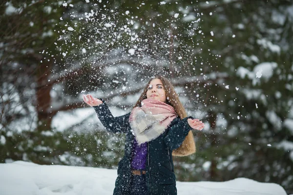 素晴らしい冬に雪と遊ぶ十代の少女 — ストック写真