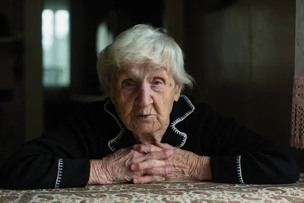 Портрет Пожилой Мелонхолички Пенсионерки — стоковое фото