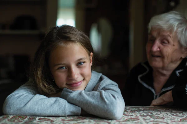 Egy Kis Aranyos Lány Meglátogatta Nagymamája — Stock Fotó