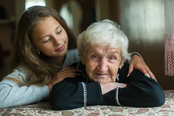 Een Oudere Vrouw Grootmoeder Met Haar Kleine Meisje Kleindochter — Stockfoto