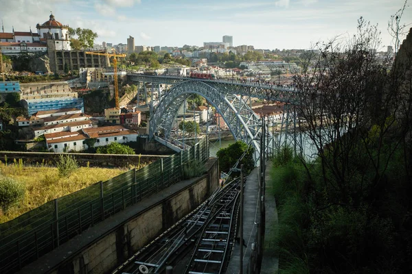 葡萄牙波尔图杜罗河上的缆车和路易铁桥 — 图库照片