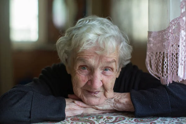 Primo Piano Ritratto Una Vecchia Donna Dai Capelli Grigi — Foto Stock